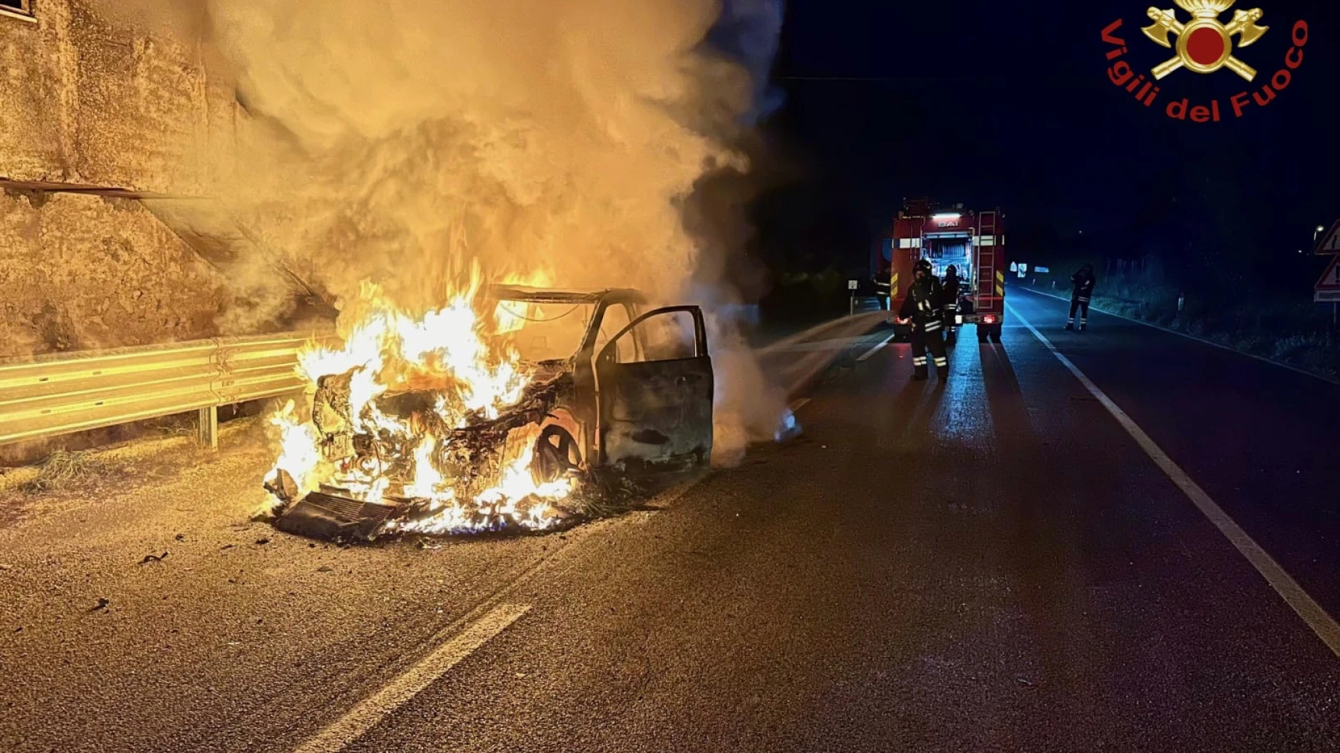 Sesto Campano: auto va fuoco nella notte sulla statale 85. Intervengono i Vigili del Fuoco.